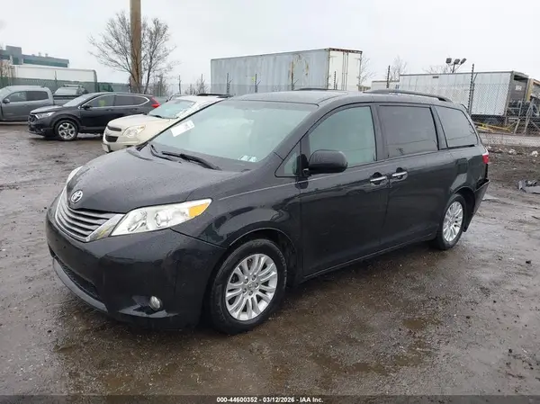 5TDYZ3DC1HS825228 2017 TOYOTA SIENNA - Image 2