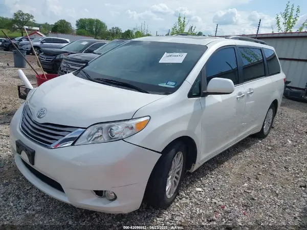 5TDYZ3DC1HS829344 2017 TOYOTA SIENNA - Image 2