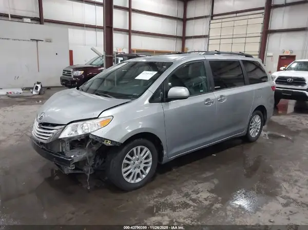5TDYZ3DC1HS829912 2017 TOYOTA SIENNA - Image 2