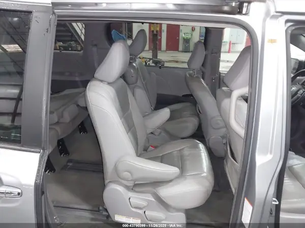 5TDYZ3DC1HS829912 2017 TOYOTA SIENNA - Image 8