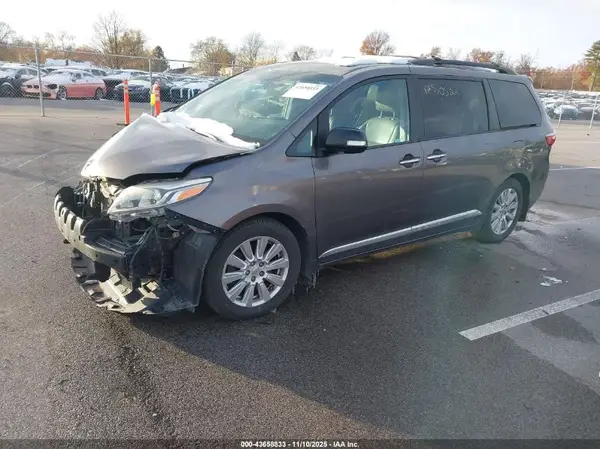 5TDYZ3DC1HS837766 2017 TOYOTA SIENNA - Image 2