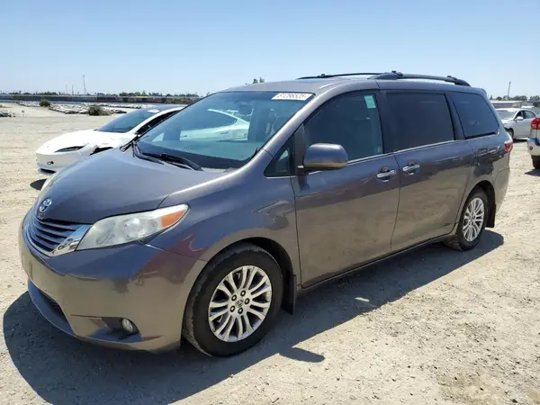 5TDYZ3DC1HS838612 2017 TOYOTA SIENNA - Image 1