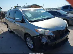 5TDYZ3DC1HS839579 2017 TOYOTA SIENNA