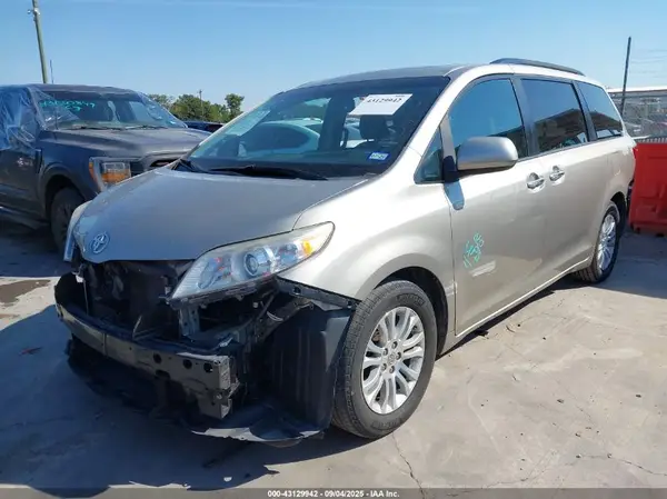 5TDYZ3DC1HS839579 2017 TOYOTA SIENNA - Image 2