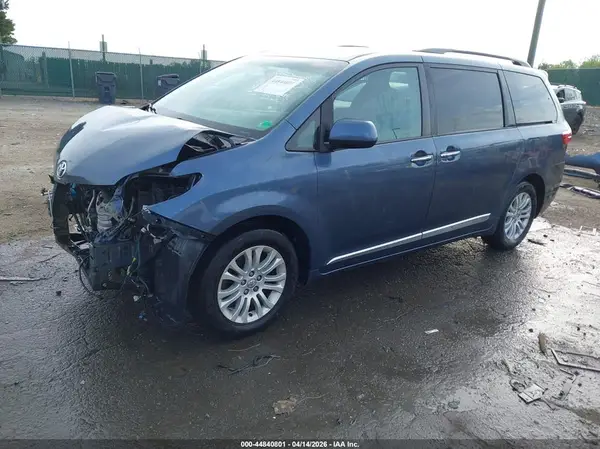 5TDYZ3DC1HS839792 2017 TOYOTA SIENNA - Image 2
