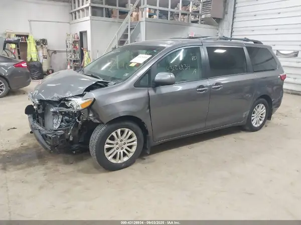 5TDYZ3DC1HS843034 2017 TOYOTA SIENNA - Image 2