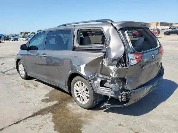 5TDYZ3DC1HS849075 2017 TOYOTA SIENNA - Image 2