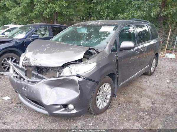 5TDYZ3DC1HS851926 2017 TOYOTA SIENNA - Image 2