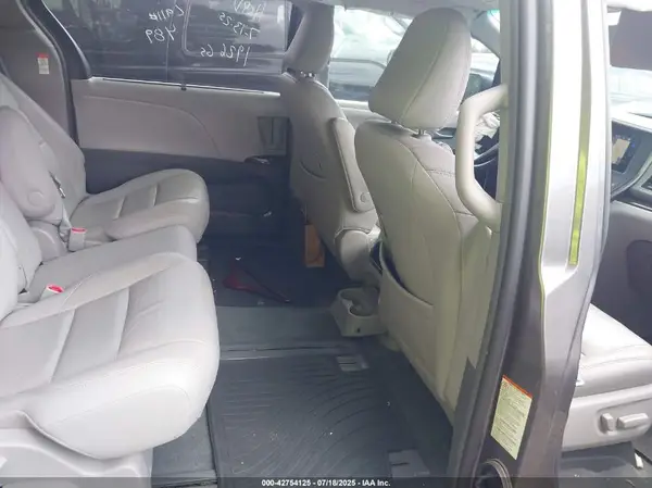 5TDYZ3DC1HS851926 2017 TOYOTA SIENNA - Image 8