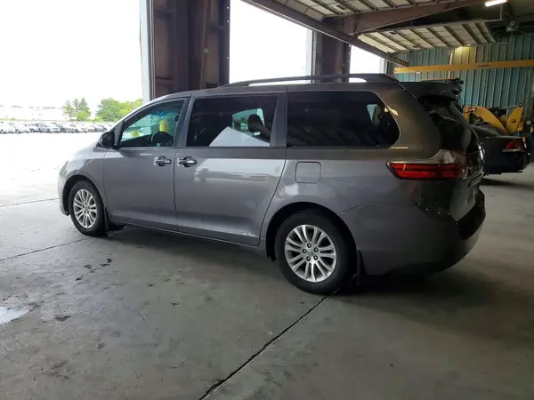 5TDYZ3DC1HS853031 2017 TOYOTA SIENNA - Image 2
