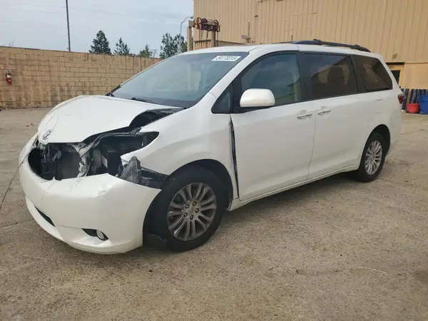 5TDYZ3DC1HS855359 2017 TOYOTA SIENNA - Image 1
