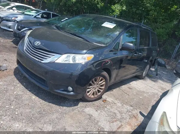 5TDYZ3DC1HS855894 2017 TOYOTA SIENNA - Image 2