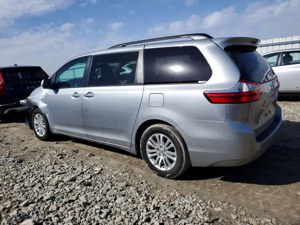 5TDYZ3DC1HS860433 2017 TOYOTA SIENNA - Image 2