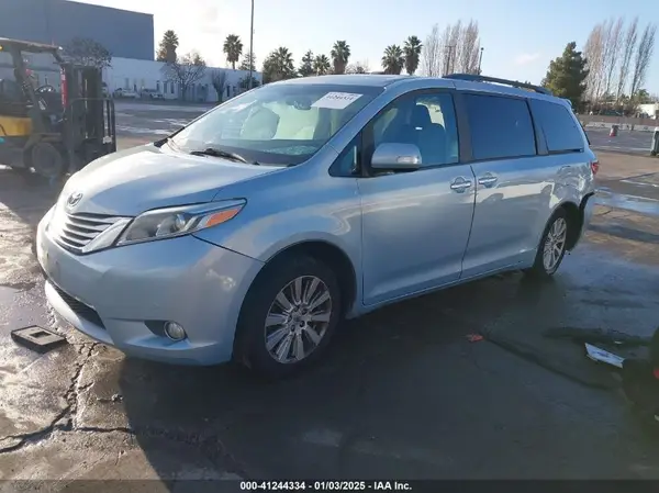 5TDYZ3DC1HS861713 2017 TOYOTA SIENNA - Image 2