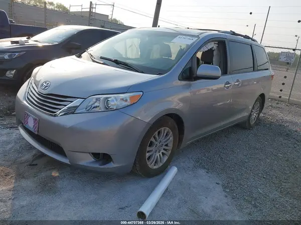 5TDYZ3DC1HS862182 2017 TOYOTA SIENNA - Image 2