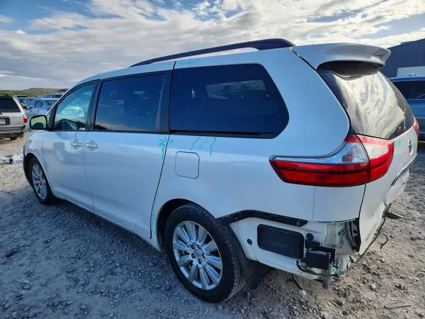 5TDYZ3DC1HS867771 2017 TOYOTA SIENNA - Image 2