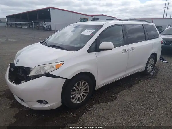 5TDYZ3DC1HS869410 2017 TOYOTA SIENNA - Image 2
