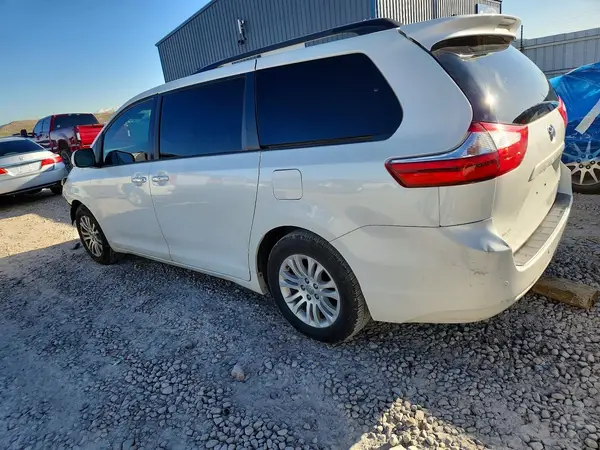 5TDYZ3DC1HS878477 2017 TOYOTA SIENNA - Image 2