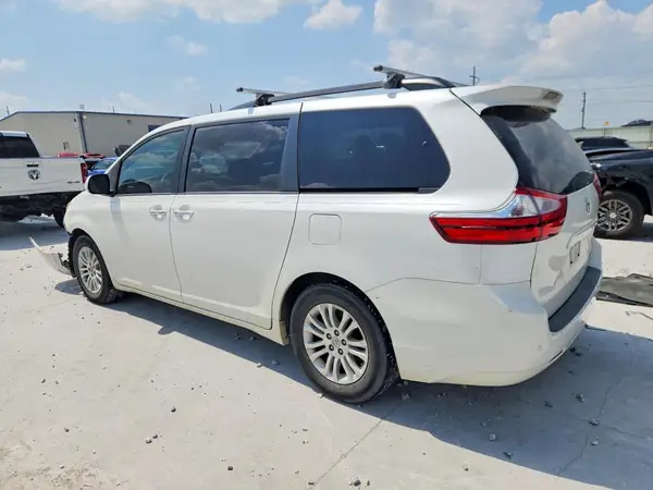 5TDYZ3DC1HS878768 2017 TOYOTA SIENNA - Image 2