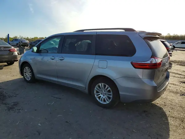 5TDYZ3DC1HS880696 2017 TOYOTA SIENNA - Image 2