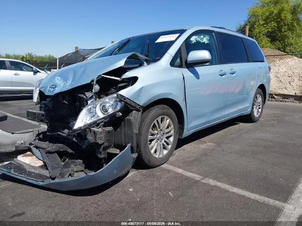 5TDYZ3DC1HS882853 2017 TOYOTA SIENNA - Image 2