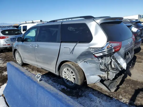5TDYZ3DC1HS883064 2017 TOYOTA SIENNA - Image 2