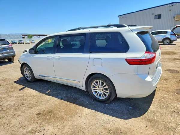 5TDYZ3DC1HS883288 2017 TOYOTA SIENNA - Image 2