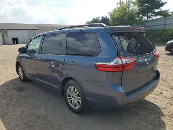 5TDYZ3DC1HS886708 2017 TOYOTA SIENNA - Image 2
