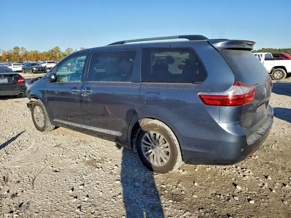 5TDYZ3DC1HS886868 2017 TOYOTA SIENNA - Image 2