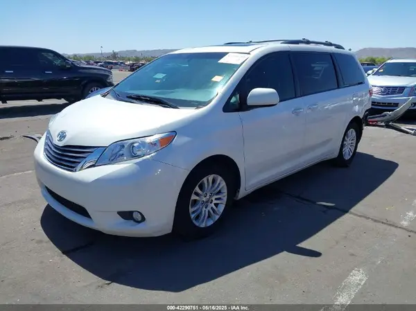 5TDYZ3DC1HS889513 2017 TOYOTA SIENNA - Image 2