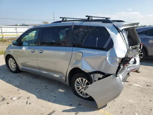 5TDYZ3DC1HS891066 2017 TOYOTA SIENNA - Image 2