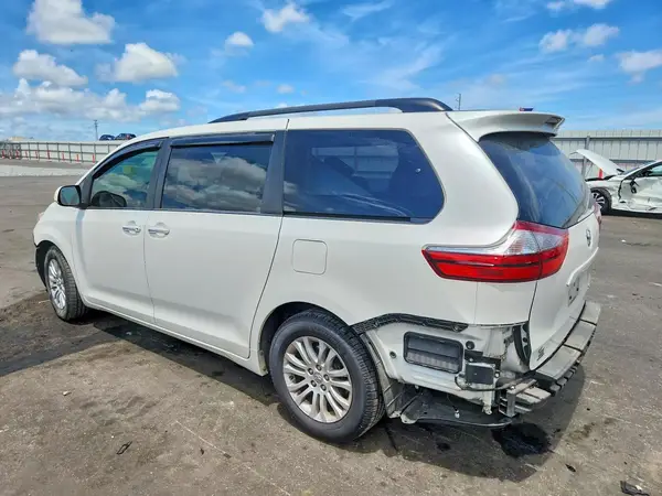 5TDYZ3DC1HS896381 2017 TOYOTA SIENNA - Image 2
