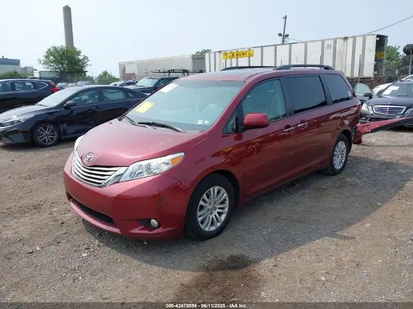 5TDYZ3DC1HS897384 2017 TOYOTA SIENNA - Image 2