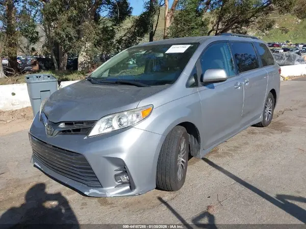 5TDYZ3DC1JS901018 2018 TOYOTA SIENNA - Image 2