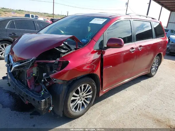5TDYZ3DC1JS909295 2018 TOYOTA SIENNA - Image 2