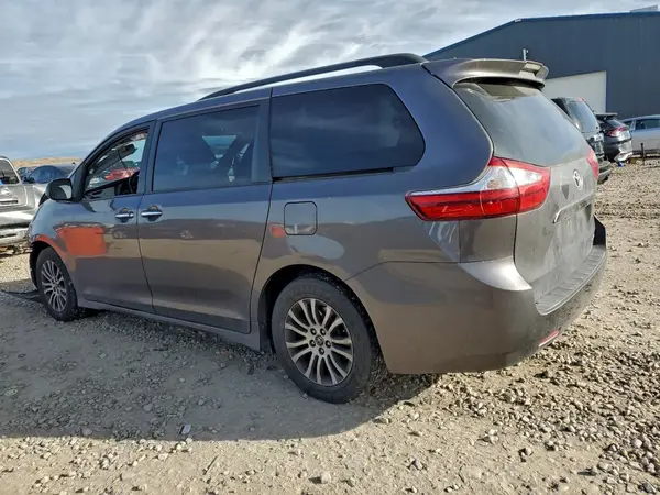 5TDYZ3DC1JS910365 2018 TOYOTA SIENNA - Image 2