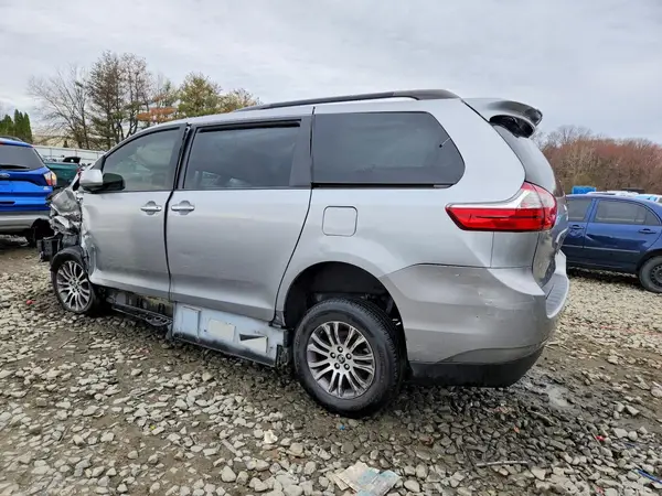 5TDYZ3DC1JS910401 2018 TOYOTA SIENNA - Image 2