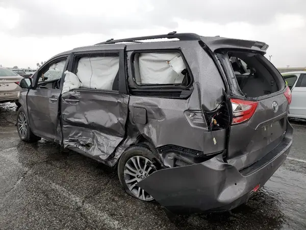 5TDYZ3DC1JS912231 2018 TOYOTA SIENNA - Image 2