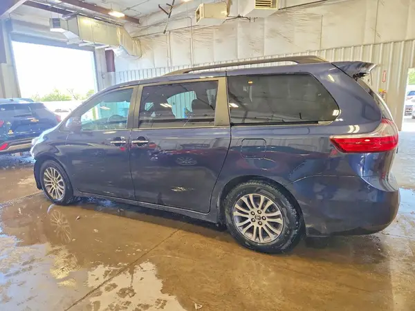 5TDYZ3DC1JS915999 2018 TOYOTA SIENNA - Image 2