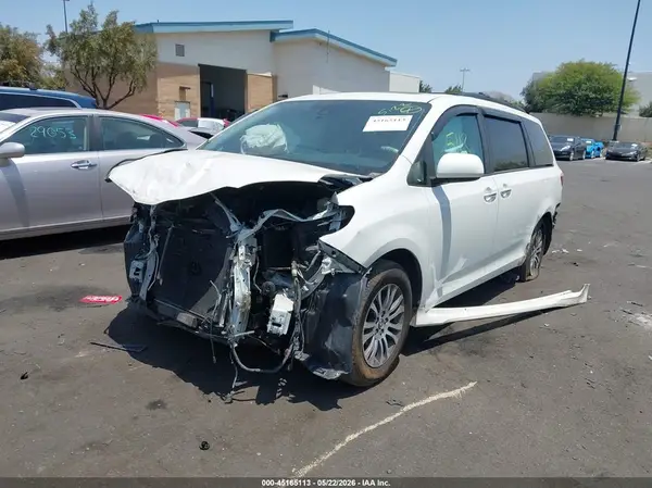 5TDYZ3DC1JS916876 2018 TOYOTA SIENNA - Image 2