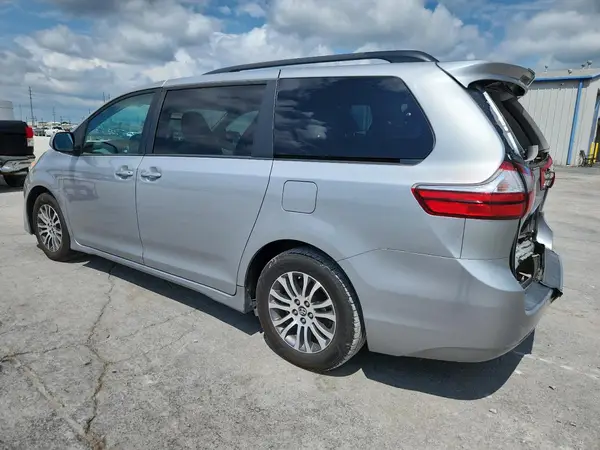 5TDYZ3DC1JS917624 2018 TOYOTA SIENNA - Image 2