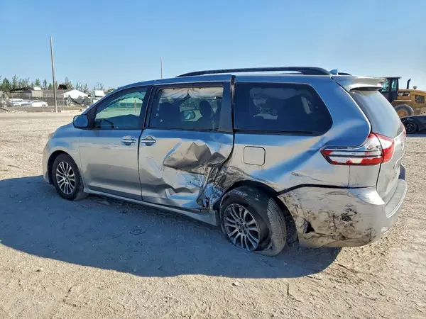 5TDYZ3DC1JS917980 2018 TOYOTA SIENNA - Image 2