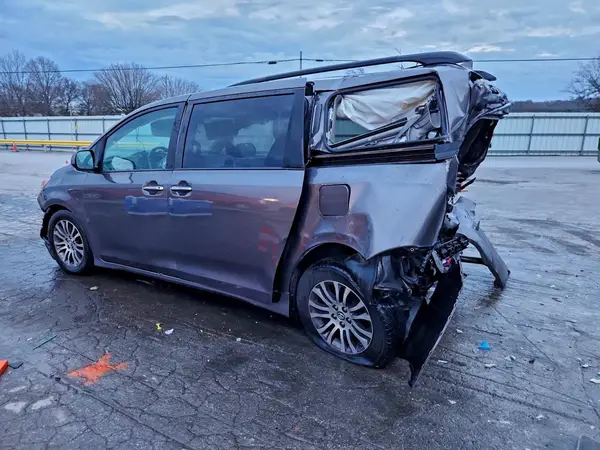 5TDYZ3DC1JS919048 2018 TOYOTA SIENNA - Image 2