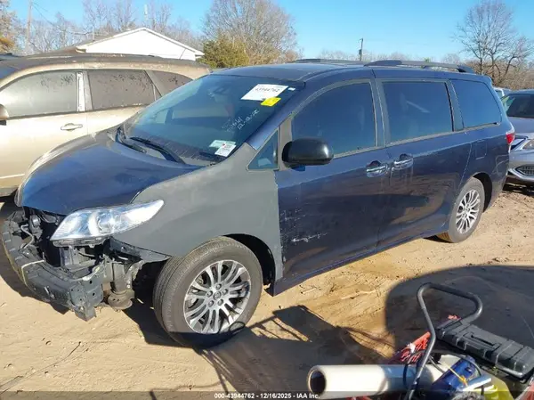 5TDYZ3DC1JS921138 2018 TOYOTA SIENNA - Image 2