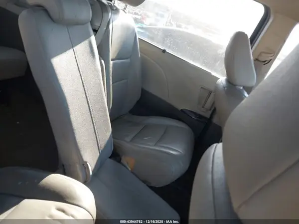 5TDYZ3DC1JS921138 2018 TOYOTA SIENNA - Image 8