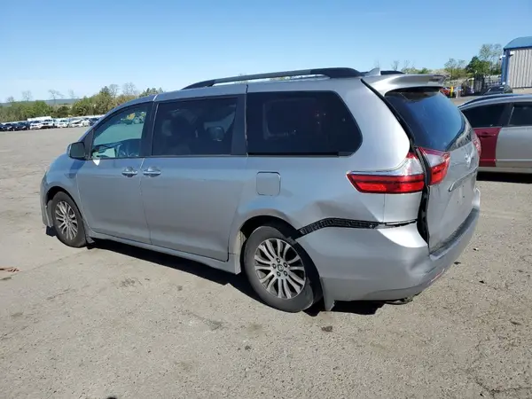 5TDYZ3DC1JS922368 2018 TOYOTA SIENNA - Image 2