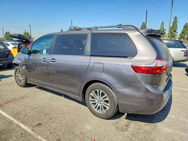 5TDYZ3DC1JS928218 2018 TOYOTA SIENNA - Image 2
