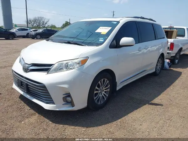 5TDYZ3DC1JS930051 2018 TOYOTA SIENNA - Image 2