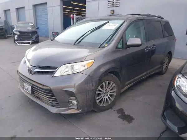 5TDYZ3DC1JS932012 2018 TOYOTA SIENNA - Image 2