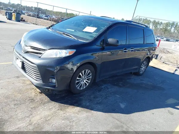 5TDYZ3DC1JS934682 2018 TOYOTA SIENNA - Image 2
